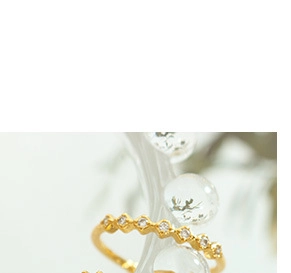 Macro de la bague plaquée or 18K ondulée sertie de pierres en zircon blanc brillant