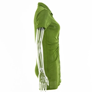 Seitenansicht des grünen Slim-Fit Polo-Oberteils mit Raffung und Knopfdetails auf einer Puppe