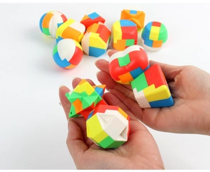 Detail van kleurrijke 3D geometrische puzzelblokken met demontage en montage onderdelen