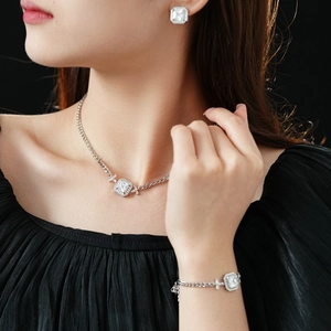 Parure de bijoux élégante en argent et zircon avec collier, boucles d'oreilles et bracelet