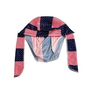 Detail eines atmungsaktiven Outdoor-Kopftuchs mit klassischem US-Flaggen-Muster und Streifen