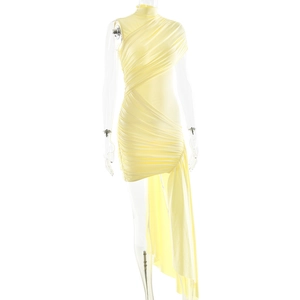 Détail d'une robe moulante jaune sans manches avec un long ruban latéral asymétrique