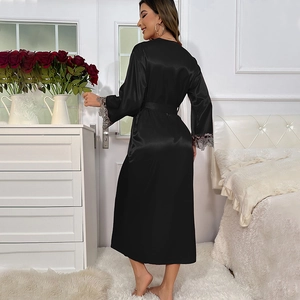 Peignoir long élégant en satin de soie noir avec col en V et dentelle grise aux manches