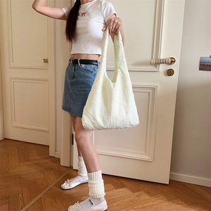 Nahaufnahme der cremefarbenen Chiffon-Tasche mit 3D-Blumenstickerei im Wohnbereich