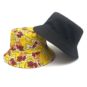 Bob réversible avec imprimé canard mignon et design noir uni pour une protection solaire chic
