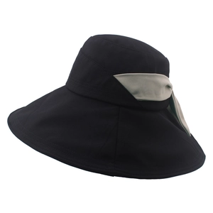 Dettaglio del cappello da sole a tesa larga con fiocco decorativo in nastro sul lato