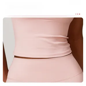 Détail du haut de yoga rose montrant la taille élastique et la texture du tissu de qualité