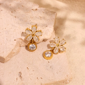 Boucles d'oreilles fleuries dorées 18K serties de zircons sur fond de pierre naturelle