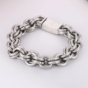 Dettaglio del bracciale a catena a O in acciaio inossidabile 316L con finitura lucida