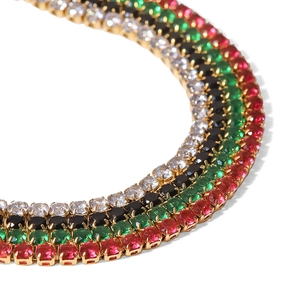 Bracelet tendance en acier inoxydable doré orné de zircons cubiques multicolores