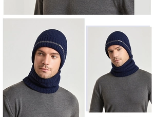 Dettaglio del set cappello e scaldacollo in maglia blu scuro su modello maschile