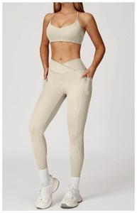 Détail du legging de yoga taille haute avec taille croisée et poches latérales beige crème