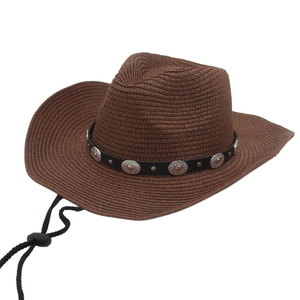 Brauner Raffia-Strohhut im Cowboy-Stil mit dekorativen Silbernieten und Kinnriemen