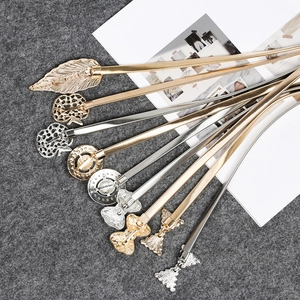 Vue à plat de plusieurs ceintures élastiques dorées et argentées avec boucles en strass