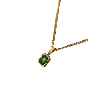 Vintage gold necklace with rectangular emerald pendant in minimalist French design