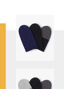 Gros plan détaillé montrant les motifs de tricot et les coutures des bonnets