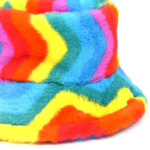 Bob en fausse fourrure arc-en-ciel avec rayures ondulées colorées pour l'hiver