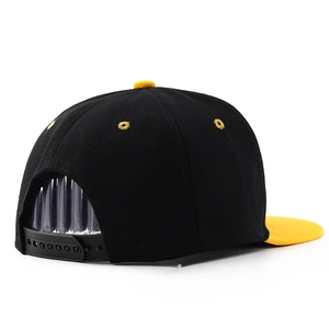 Détail arrière d'une casquette snapback noir et jaune avec fermeture réglable en plastique