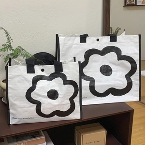Minimalist black and white flower woven tote bag with large capacity for travel beach use