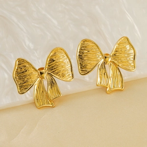 Boucles d'oreilles nœud plaquées or 18 carats avec finition métallique texturée chic