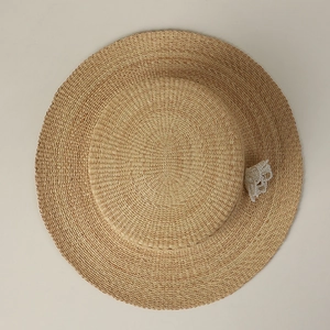 Detailaufnahme des Raffia-Sonnenhuts mit Flachkopf und eleganten weißen Perlenakzenten