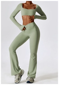 Détail d'un ensemble yoga vert sauge avec haut à manches longues et pantalon évasé