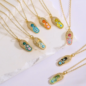 Halskette mit Zirkonia-Auge-Pantoffel-Anhänger, 18K vergoldet und Emaille-Finish
