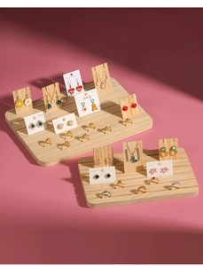Draufsicht auf Schmuckdisplay aus Holz mit Schlitzen für Ringe und Silberohrringe