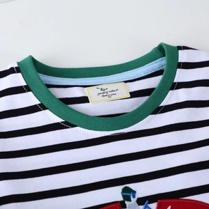 Klassisches gestreiftes Langarm-T-Shirt für Kinder mit grünem Rundhalsausschnitt aus Baumwolle