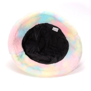 Vue détaillée du bob en fausse fourrure tie-dye avec doublure matelassée et cordon interne