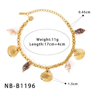 Détails des breloques étoile de mer et coquillage sur bracelet en acier doré
