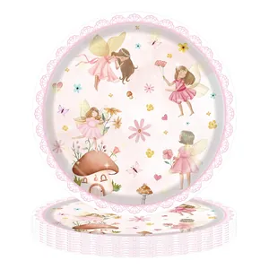 Détail d'assiettes en carton avec illustrations de fées des fleurs et maisons champignons