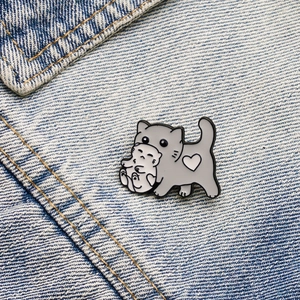 Cute Cat Carrying Kitten Enamel Pin Cartoon Animal Zinc Alloy Brooch Badge For Bag Clothes Decor Gift Heart Pattern Sweet