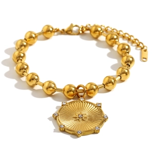 Bracciale a sfere placcato oro 18K con ciondolo a stella a otto punte su sfondo bianco