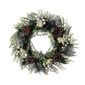 Couronne de Noël avec pommes de pin et baies blanches avec neige artificielle sur fond blanc