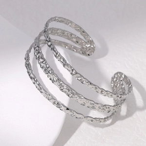 Minimalistisches silbernes mehrlagiges Edelstahl-Manschettenarmband mit Hammerschlag-Textur