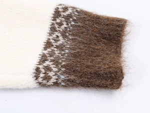 Detailaufnahme des flauschigen Mohair-Ärmels mit geometrischem Muster auf der Strickjacke
