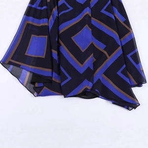 Modischer Midi-Rock mit geometrischem Print und asymmetrischem Saum aus blauem Chiffon