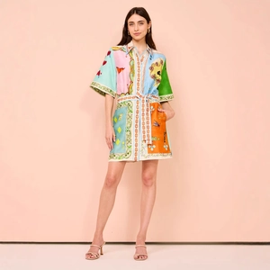 Kurzärmeliges bedrucktes Hemdkleid mit Reverskragen und Gürtel im Retro-Muster