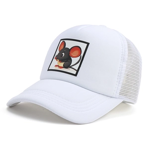 Vista lateral de gorra de camionero blanca con malla y detalle de ratón de dibujo