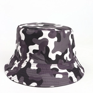 Détail du chapeau bob camouflage gris avec bord surpiqué et tissu en coton résistant