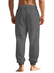 Détail du jogging gris pour homme avec texture en maille losange et poche arrière