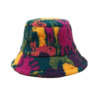 Cappello bucket in pile colorato da donna con vivace design mimetico patchwork invernale
