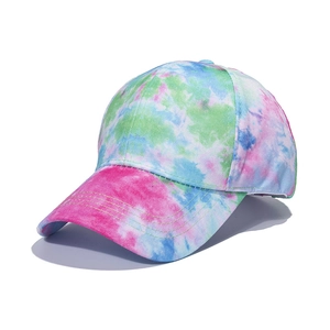 Détail du tissu en toile de coton tie-dye multicolore et coutures renforcées sur la casquette
