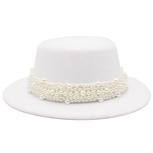 Détail d'un élégant chapeau canotier en feutre blanc avec ruban décoratif en perles