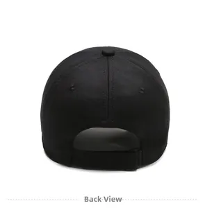 Vista posteriore del cappello da baseball in cotone nero con cinturino regolabile e dettagli