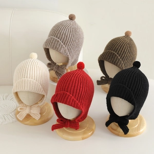 Bonnet tricoté pour enfants avec pompon et protège-oreilles en cinq couleurs rétro