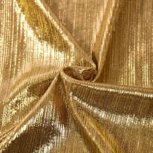 Gros plan détaillé du tissu plissé doré avec une texture métallique élégante