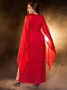 Robe longue rouge élégante avec manches cape en mousseline translucide et coupe fluide