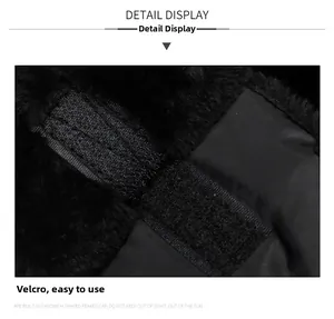 Détail de la fermeture velcro réglable sur le chapeau de trappeur noir en polaire